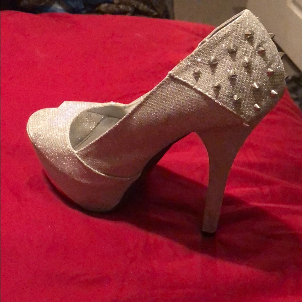 Silver Heels - Picture 3 of 3